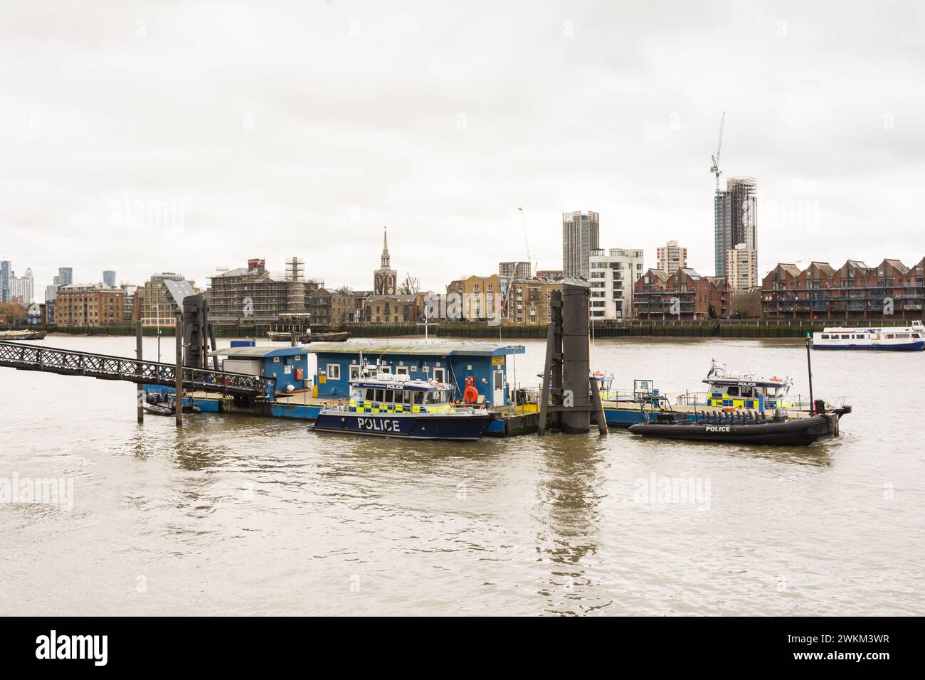 11-Year-Old Girl Falls Into River Thames: Police Begin Urgent Search 11-Year-Old Girl Falls Into River Thames: Police Begin Urgent Search