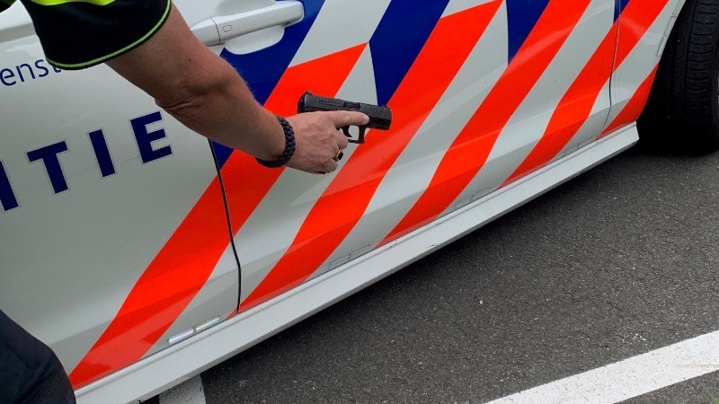 16-jarige Venlonaar Berooft Klasgenoten Met Vuurwapen 16-jarige Venlonaar Berooft Klasgenoten Met Vuurwapen