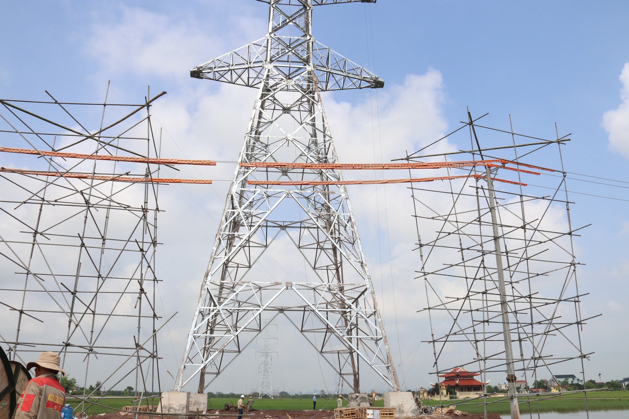 500kV Mạch 3: Câu Chuyện Về Sự Tận Tâm Của Công Nhân Điện Lực Miền Nam 500kV Mạch 3: Câu Chuyện Về Sự Tận Tâm Của Công Nhân Điện Lực Miền Nam