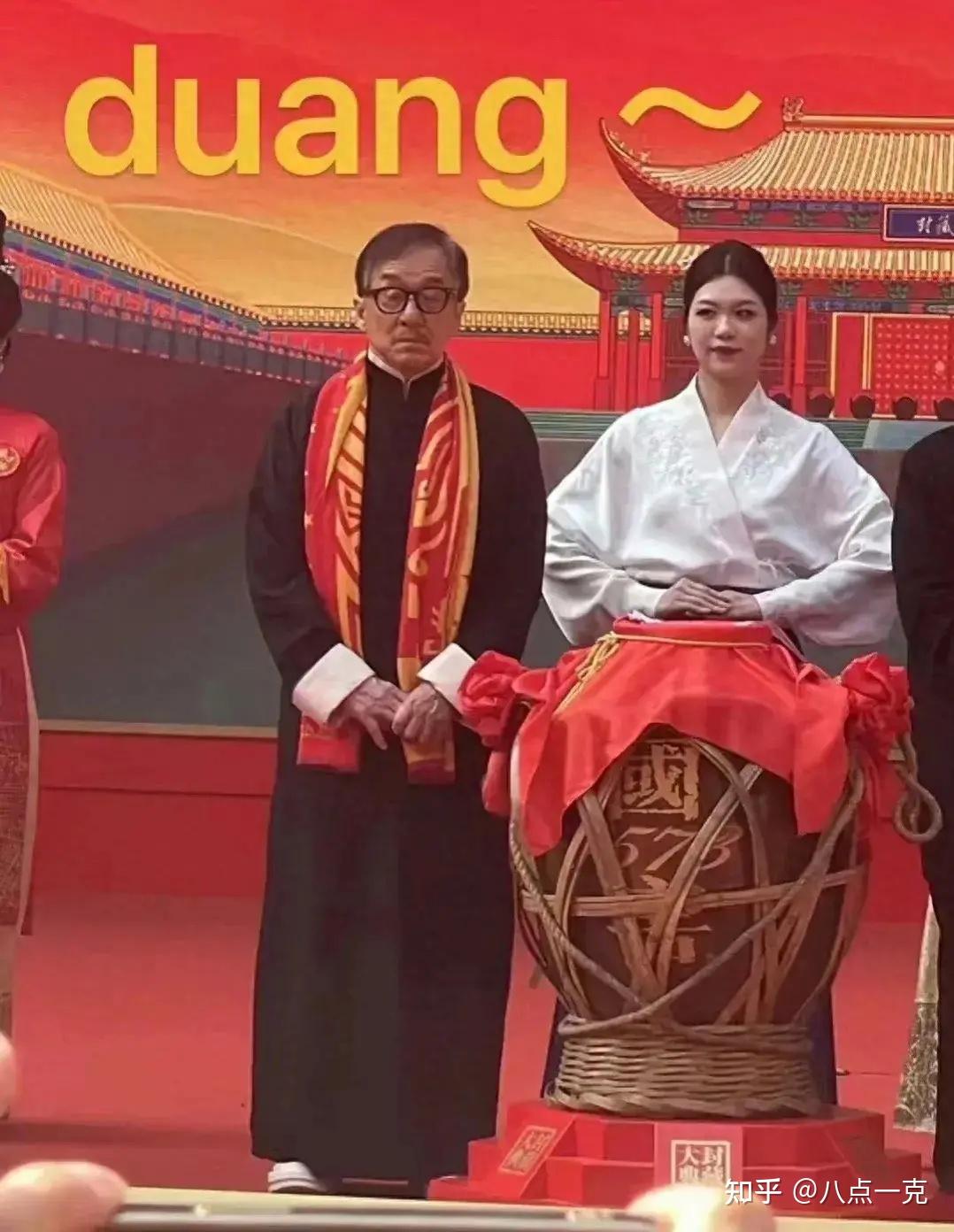 70歲成龍近況曝光:街頭現身,白髮蒼蒼引發感慨 70歲成龍近況曝光:街頭現身,白髮蒼蒼引發感慨