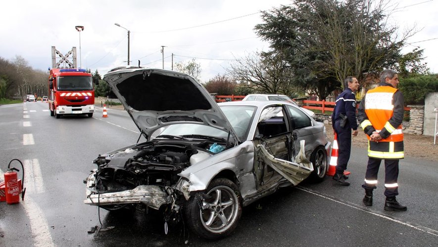 Accident À Dijon : Voiture Percute Un Mur Rue Michel-Servet, Le Conducteur Impliqué Se Constitue Prisonnier Accident À Dijon : Voiture Percute Un Mur Rue Michel-Servet, Le Conducteur Impliqué Se Constitue Prisonnier