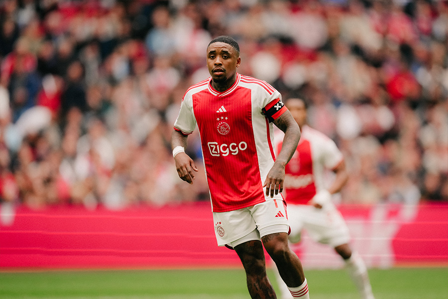 Ajax Six Points Behind After Controversial Referee Decision Against AZ Ajax Six Points Behind After Controversial Referee Decision Against AZ