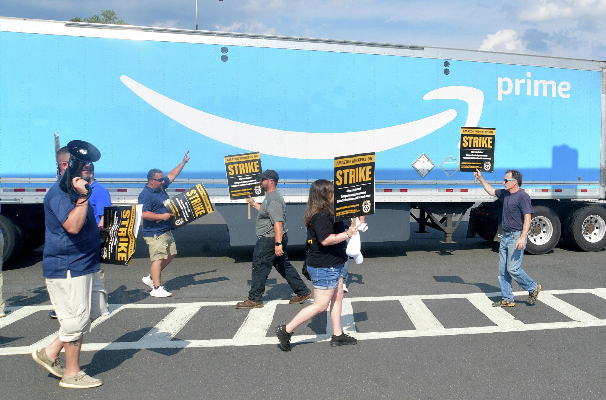 Amazon Faces Quebec Labour Tribunal Over Warehouse Closure And Union Dispute Amazon Faces Quebec Labour Tribunal Over Warehouse Closure And Union Dispute