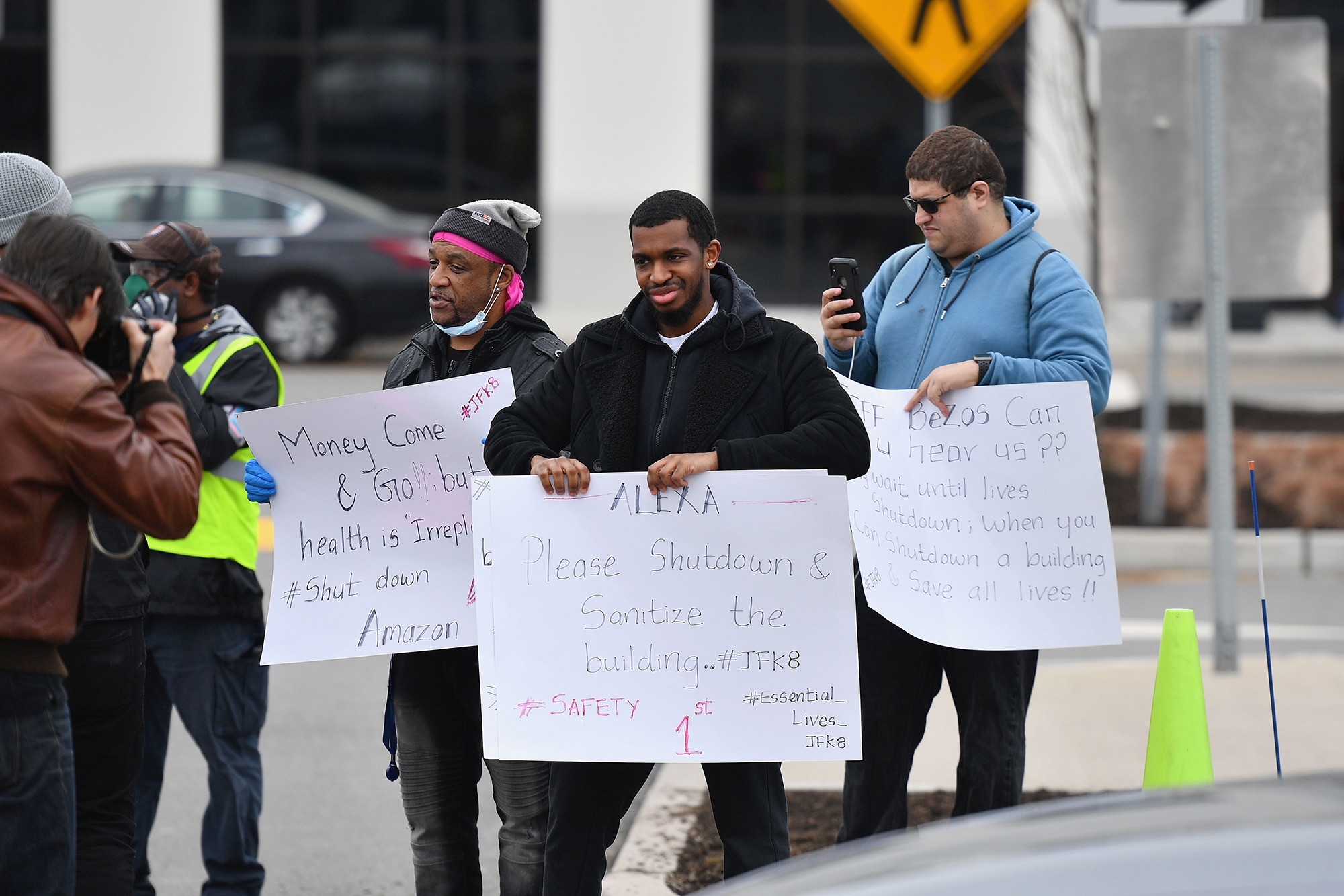 Amazon Worker Union Fights Warehouse Closures In Quebec Amazon Worker Union Fights Warehouse Closures In Quebec