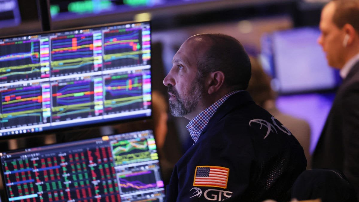 Amsterdam Stock Index Plunges Over 4%, Hits One-Year Low Amsterdam Stock Index Plunges Over 4%, Hits One-Year Low