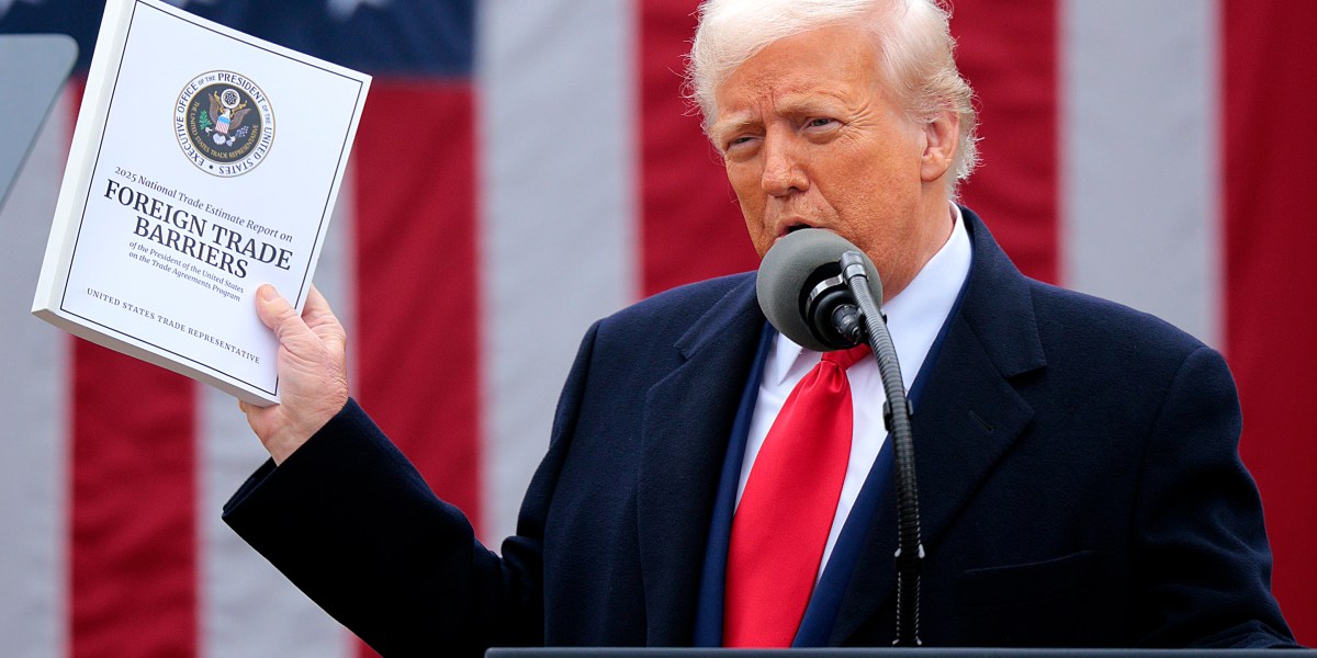 Apple Stock Plunges: $900 Million Tariff Impact Apple Stock Plunges: $900 Million Tariff Impact