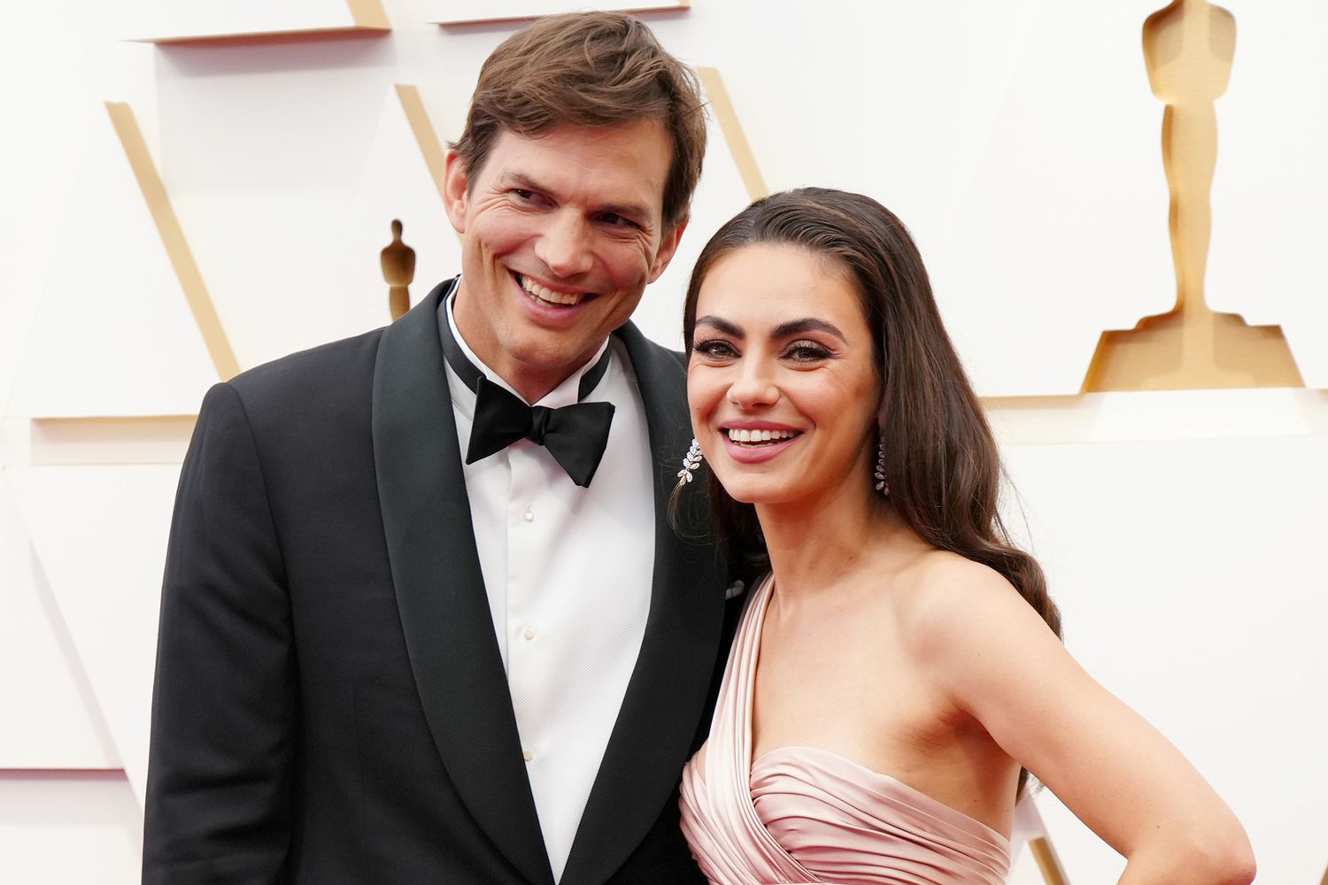 Ashton Kutcher And Mila Kunis Spotted In Beverly Hills After Venice Film Shoot Ashton Kutcher And Mila Kunis Spotted In Beverly Hills After Venice Film Shoot