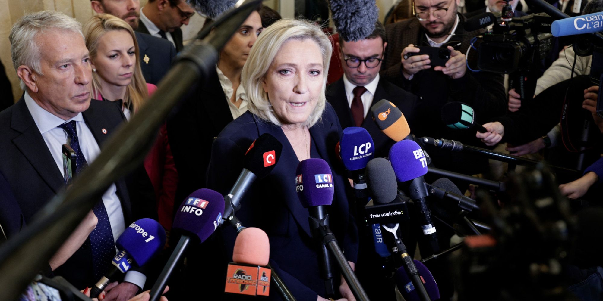 Assemblée Nationale: Le RN Et LFI, Une Bataille Politique Sur Fond De Tensions Aux Frontières Assemblée Nationale: Le RN Et LFI, Une Bataille Politique Sur Fond De Tensions Aux Frontières