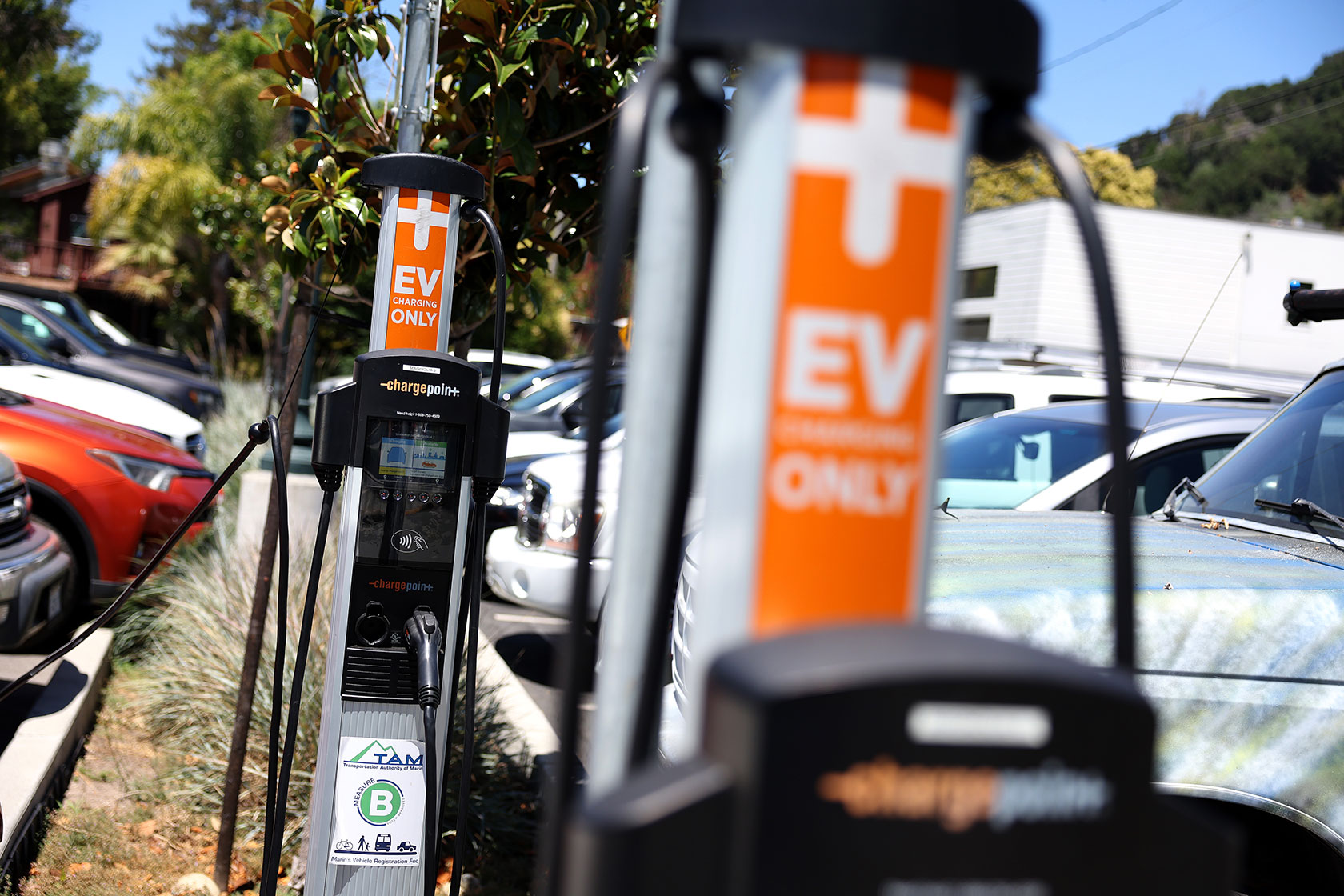 Auto Dealers Intensify Fight Against Electric Vehicle Mandates