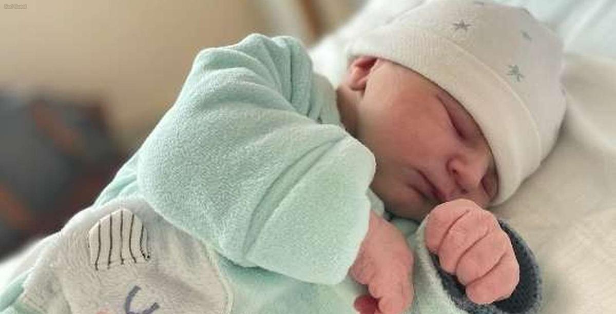 Boulangerie Normande Récompense Le Premier Bébé De L'année Avec Du Chocolat Boulangerie Normande Récompense Le Premier Bébé De L'année Avec Du Chocolat