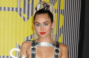 Bruno Marsin Musiikin Kopiointi: Miley Cyrusin Oikeusjuttu Jatkuu Bruno Marsin Musiikin Kopiointi: Miley Cyrusin Oikeusjuttu Jatkuu