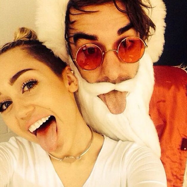 Busana Miley Cyrus: Ekspresi Berbagai Kisah Busana Miley Cyrus: Ekspresi Berbagai Kisah