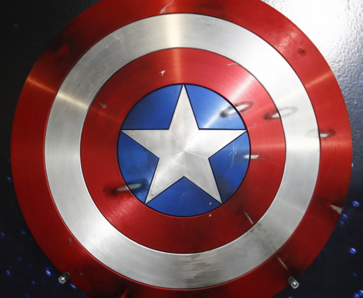 Captain America Και Τραμπ: Μια Στρατιωτική Χαιρετούσα Στις ΗΠΑ Captain America Και Τραμπ: Μια Στρατιωτική Χαιρετούσα Στις ΗΠΑ