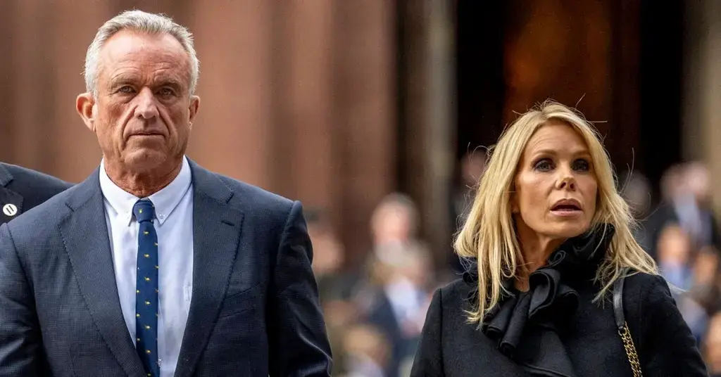Cheryl Hines Issues Ultimatum Following RFK Jr. Sexting Scandal Cheryl Hines Issues Ultimatum Following RFK Jr. Sexting Scandal