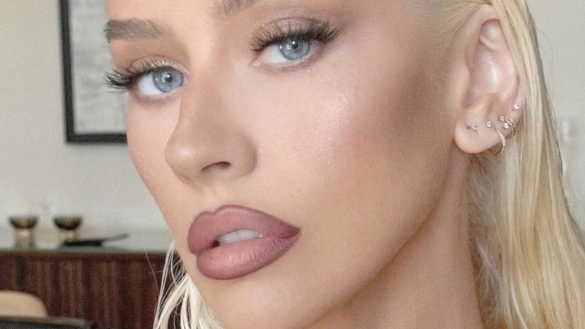Christina Aguilera: Fan Criticized For Unwanted Kiss Christina Aguilera: Fan Criticized For Unwanted Kiss