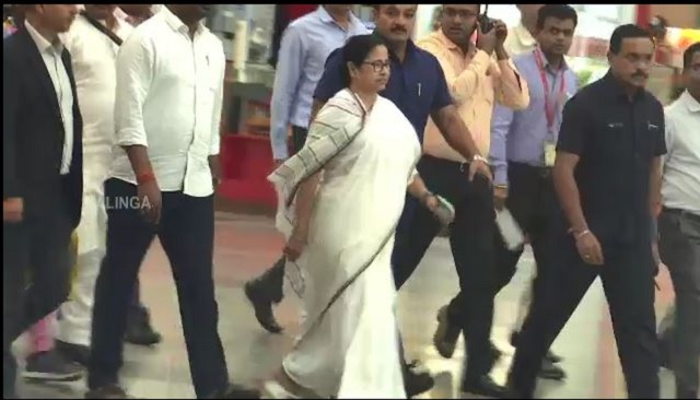 Controversy Erupts: Youtuber Jyoti Malhotra Puri's Srimandir Visit Under Scrutiny Controversy Erupts: Youtuber Jyoti Malhotra Puri's Srimandir Visit Under Scrutiny