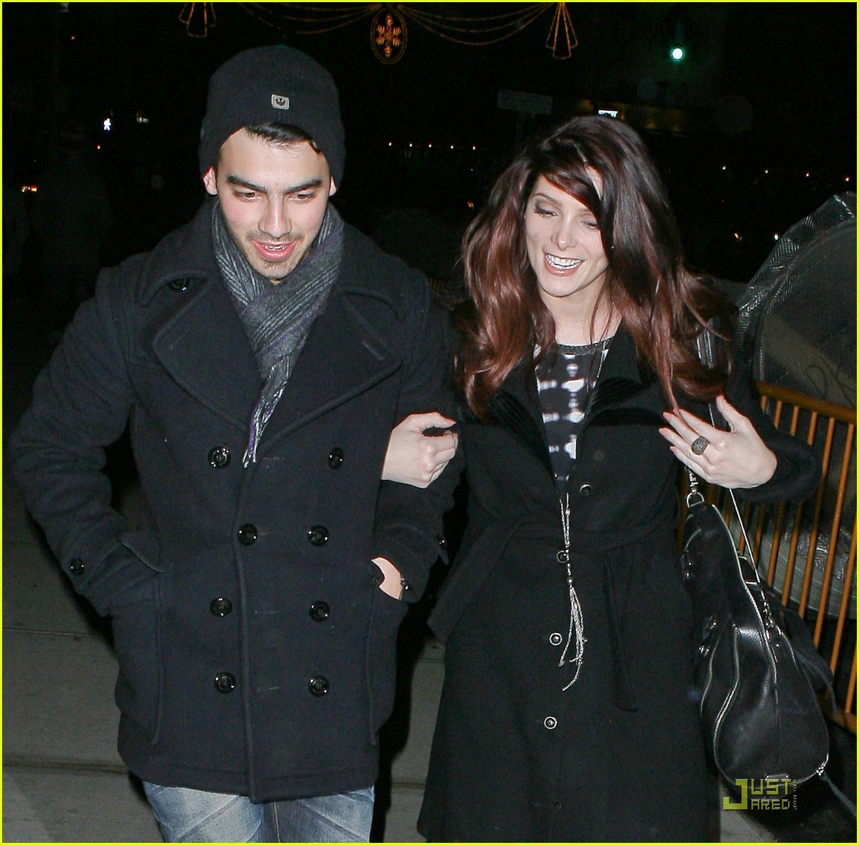 Couple Fights Over Joe Jonas: His Reaction Is Golden Couple Fights Over Joe Jonas: His Reaction Is Golden