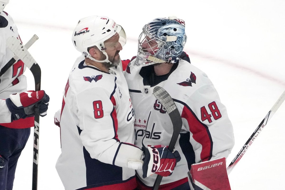 CP NewsAlert: Ovechkin Matches Gretzky's NHL Goal Record CP NewsAlert: Ovechkin Matches Gretzky's NHL Goal Record