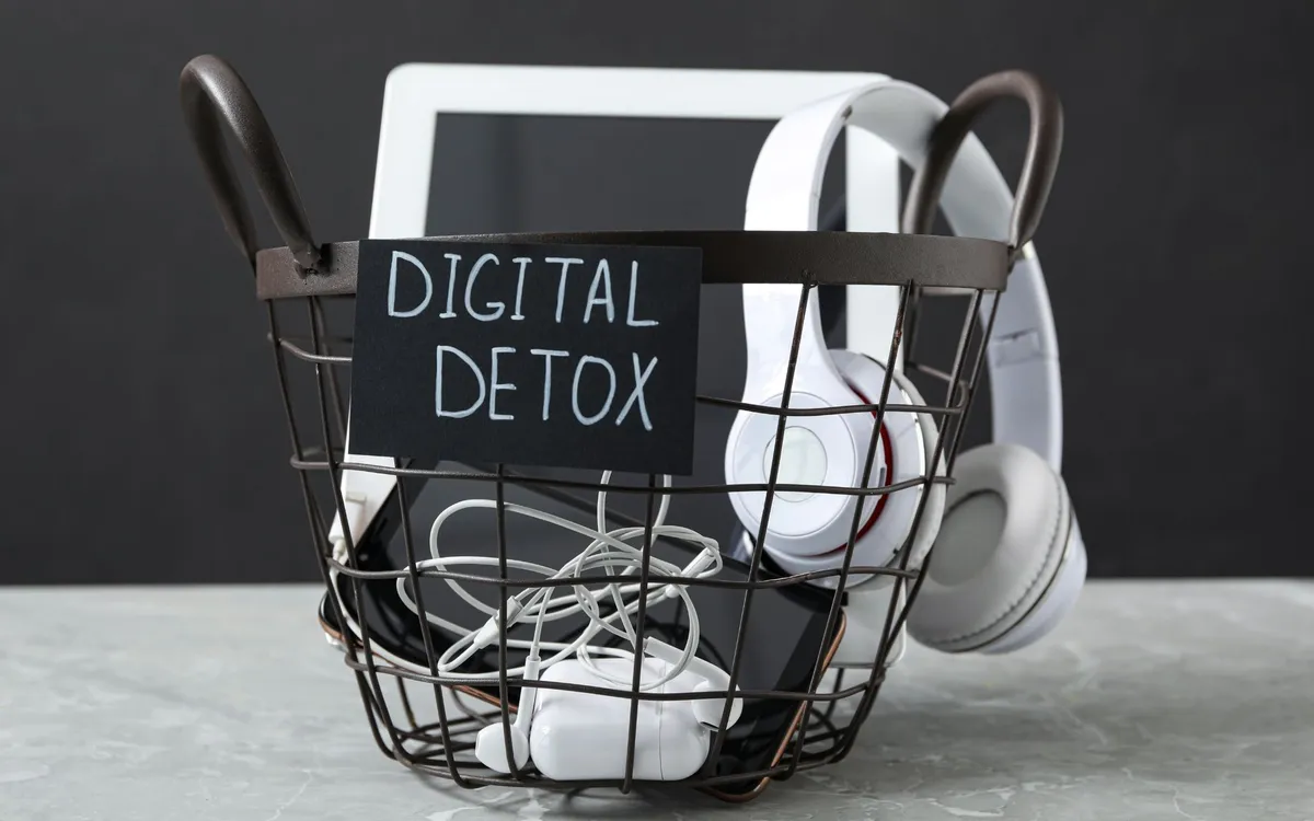 Digital Detox For Families: Your Guide To A Screen-Free Week Digital Detox For Families: Your Guide To A Screen-Free Week