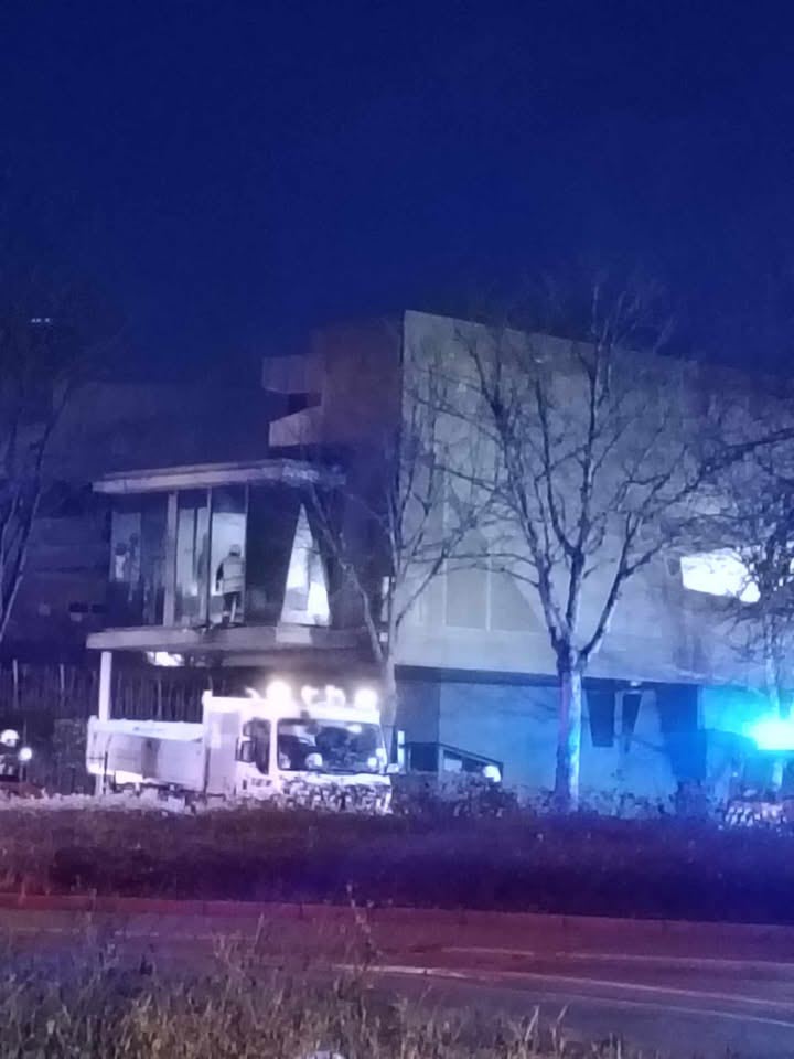 Dijon : Intervention Urgente Des Pompiers À La Médiathèque Champollion Suite À Un Incendie Dijon : Intervention Urgente Des Pompiers À La Médiathèque Champollion Suite À Un Incendie