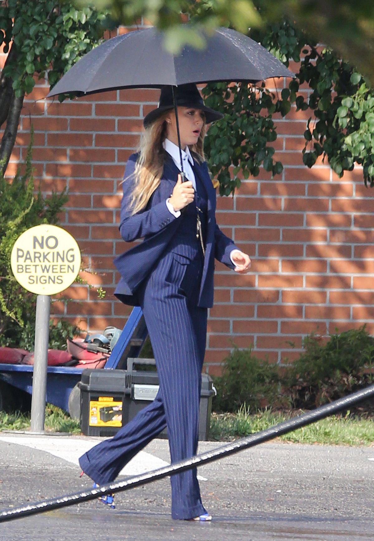 Director Debunks Rumors Of Conflict Between Blake Lively And Anna Kendrick On Another Simple Favor Set Director Debunks Rumors Of Conflict Between Blake Lively And Anna Kendrick On Another Simple Favor Set