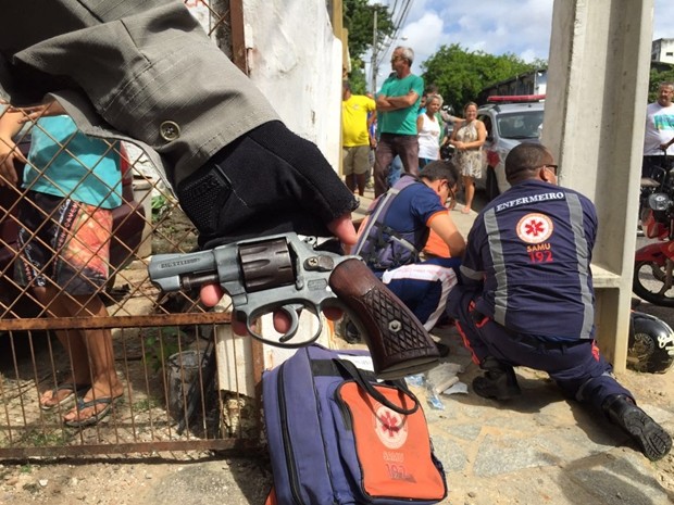 Dois Policiais Feridos Em Emboscada Por Grupo Criminoso Dois Policiais Feridos Em Emboscada Por Grupo Criminoso
