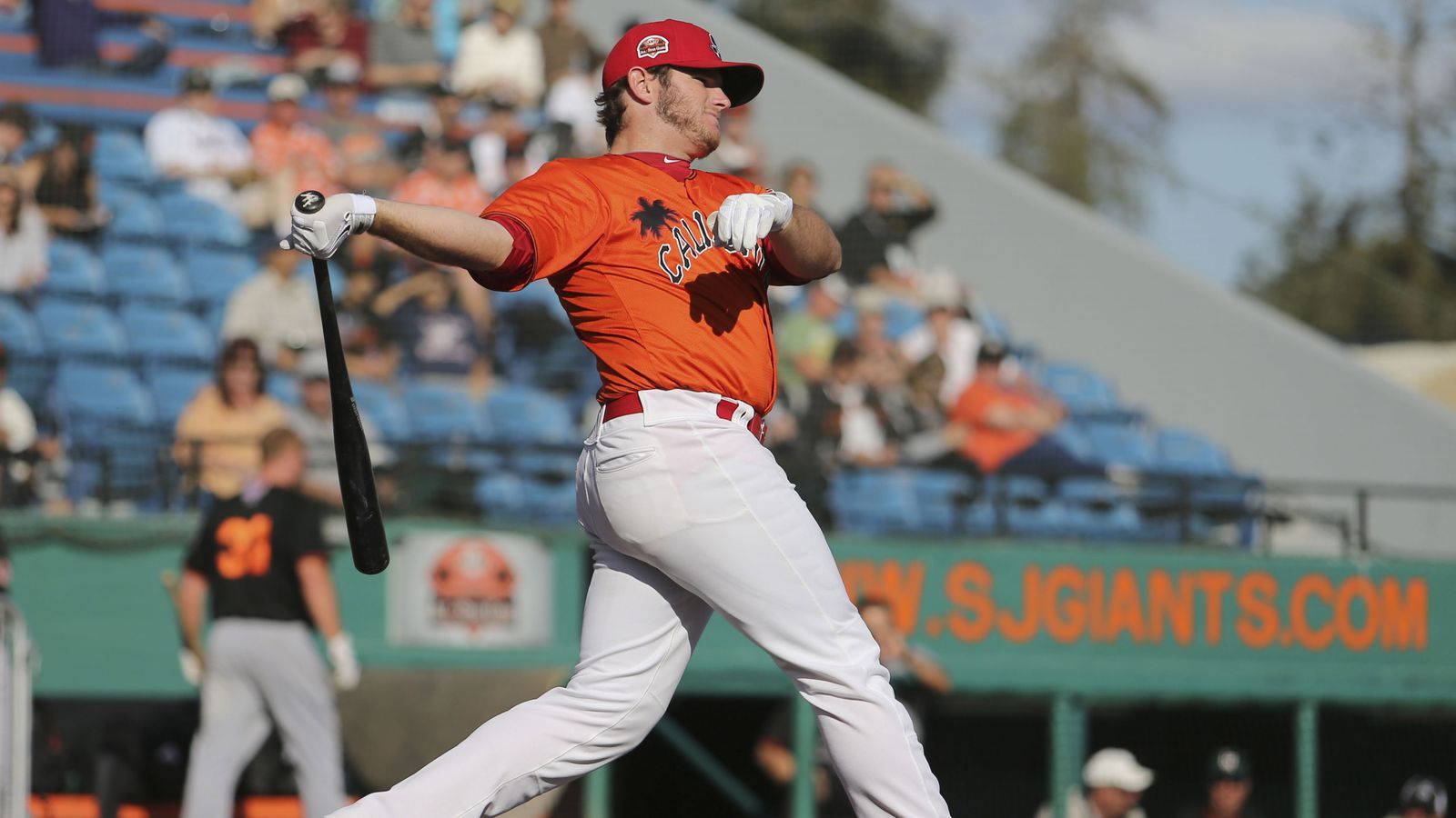 Ex-NFL Quarterback's Unexpected Japan Baseball Catch: Max Muncy's Fly Ball