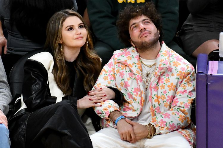 Fan Spots Intimate Detail In Selena Gomez's Photo With Benny Blanco Fan Spots Intimate Detail In Selena Gomez's Photo With Benny Blanco