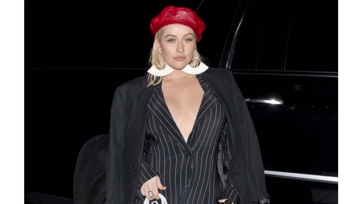 Fan's Inappropriate Kiss On Christina Aguilera Sparks Outrage Fan's Inappropriate Kiss On Christina Aguilera Sparks Outrage