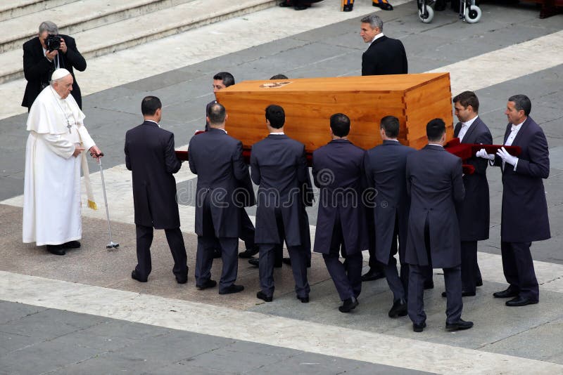 Fiéis Dormem Nas Ruas Do Vaticano Para Missa De Funeral Do Papa Francisco Fiéis Dormem Nas Ruas Do Vaticano Para Missa De Funeral Do Papa Francisco