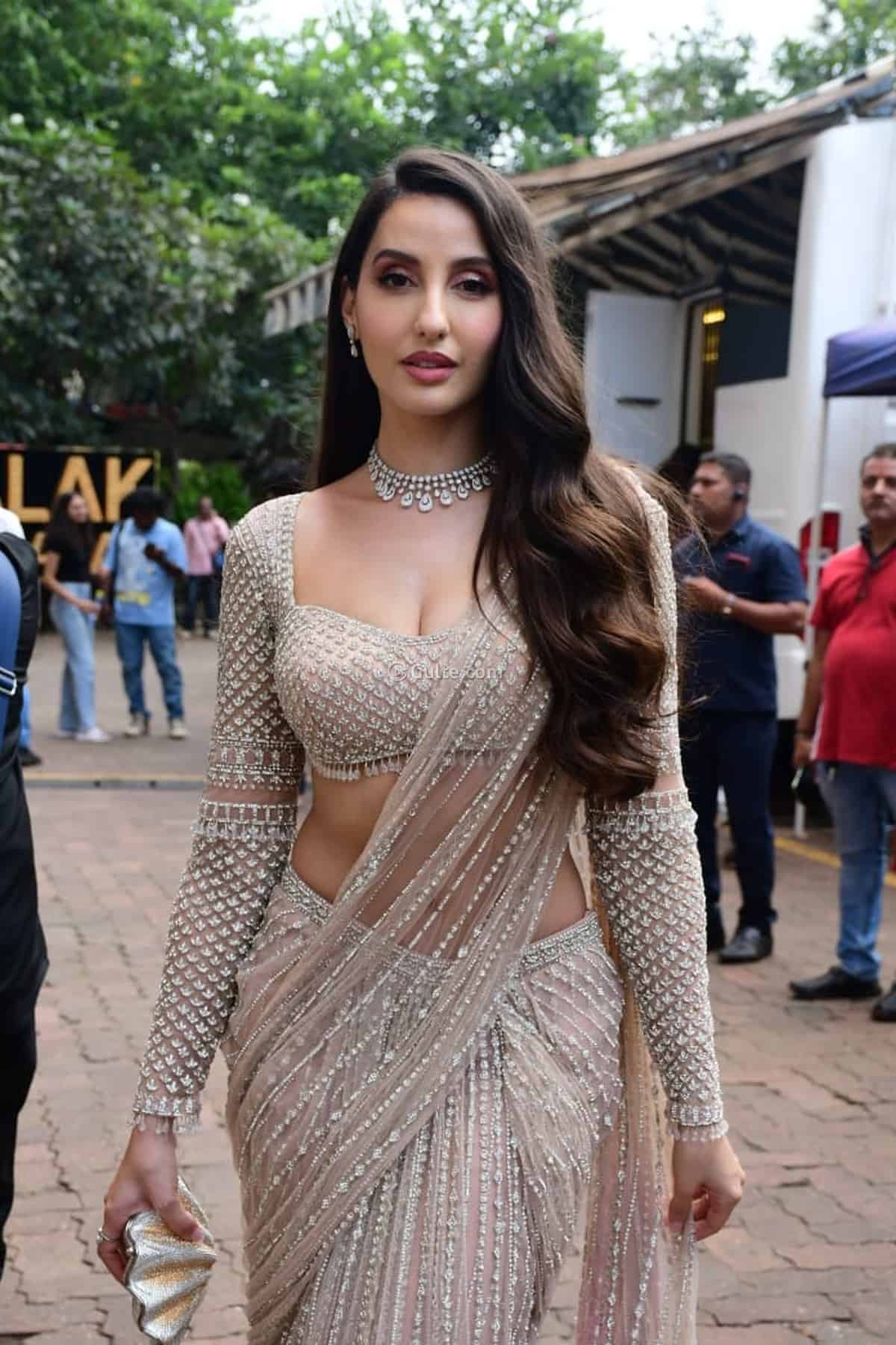 Floral Saree Style: Nora Fatehi's Elegant Ethnic Look Floral Saree Style: Nora Fatehi's Elegant Ethnic Look
