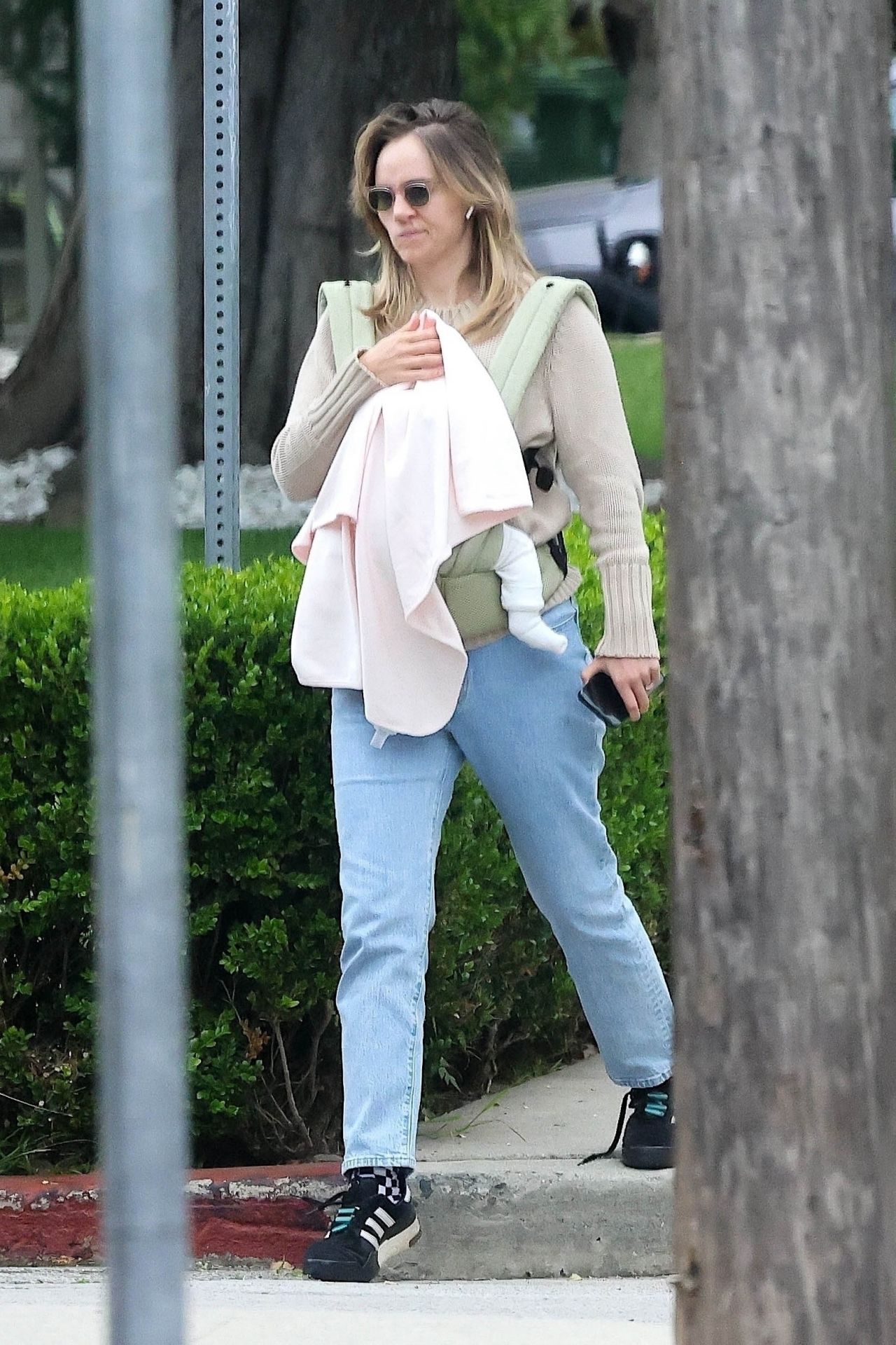Get Suki Waterhouse's Baby Doll Inspired Spring Makeup Get Suki Waterhouse's Baby Doll Inspired Spring Makeup