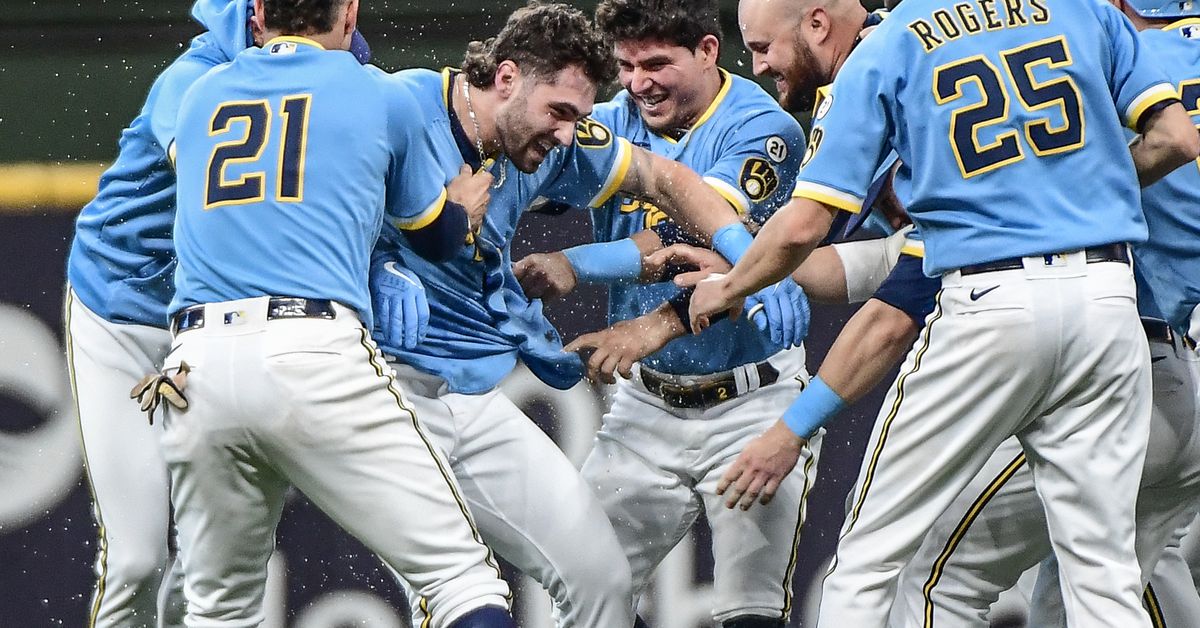 Giants' Flores And Lee Deliver Again In Victory Over Brewers Giants' Flores And Lee Deliver Again In Victory Over Brewers