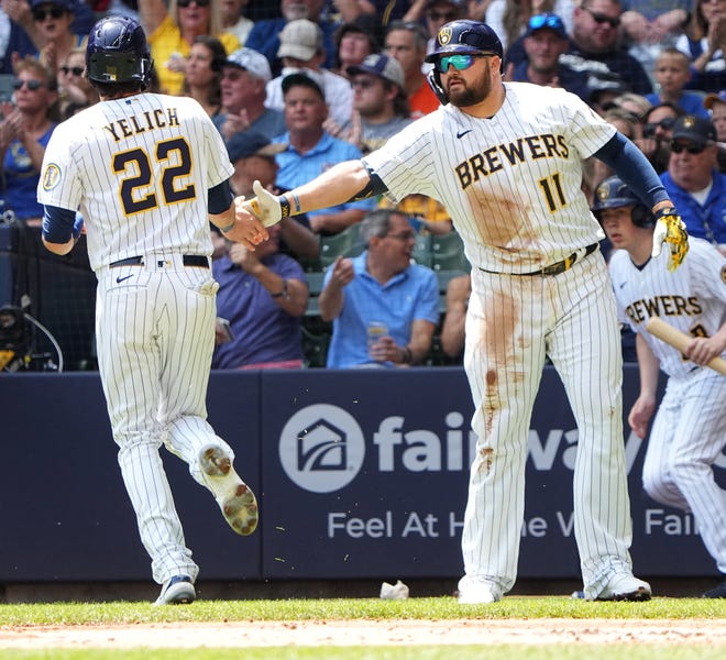 Giants' Flores, Lee Key To Victory Against Brewers Giants' Flores, Lee Key To Victory Against Brewers