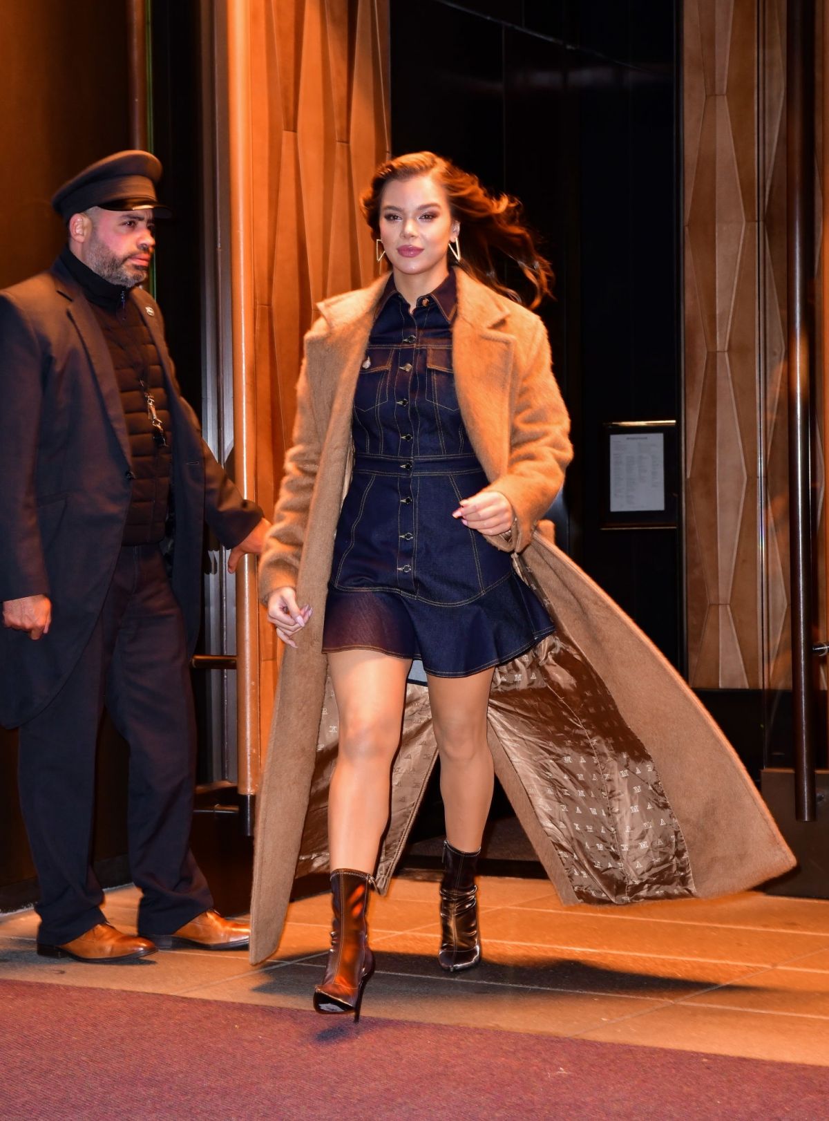 Good Morning America: Hailee Steinfeld's Polished Suit Look Good Morning America: Hailee Steinfeld's Polished Suit Look