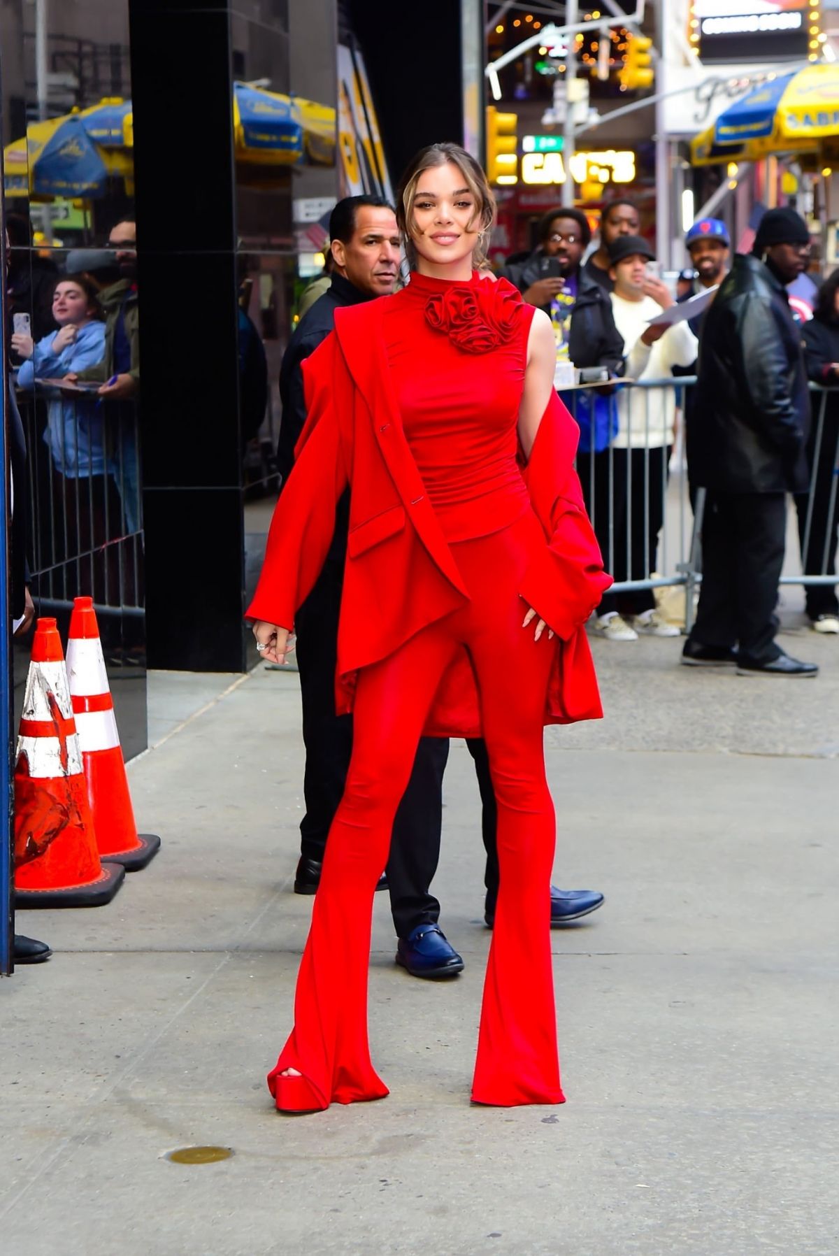 Hailee Steinfeld's Good Morning America Appearance: A Style Breakdown Hailee Steinfeld's Good Morning America Appearance: A Style Breakdown