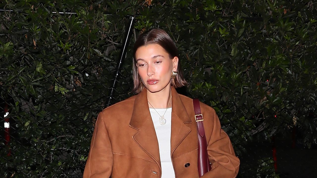Hailey Bieber I Njena Vintage Gucci Haljina: Detaljan Pogled Na Styling