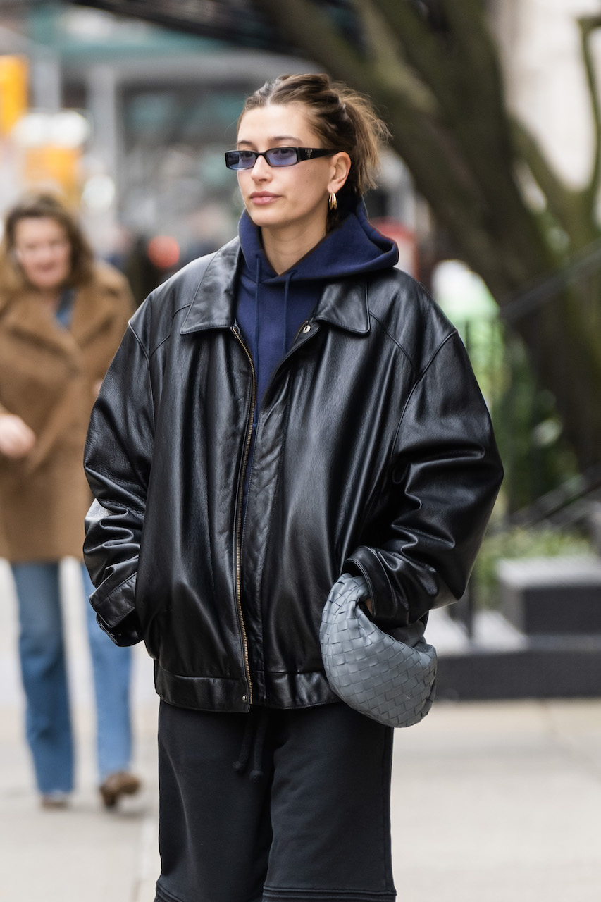 Hailey Bieber:  Vintage Gucci I Neočekivan Izbor Obuće - Analiza Stila
