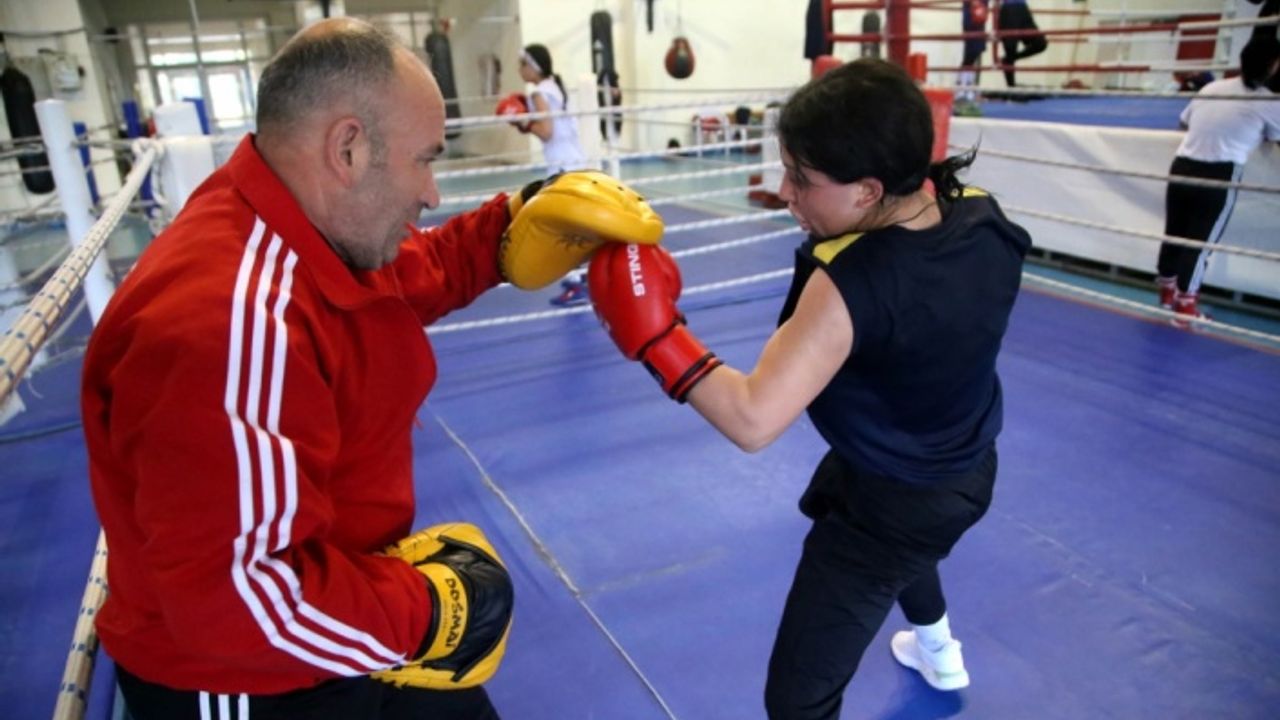 Hamdi Yıldırım Kadınlar Boks Şampiyonası: Samsun'dan Güncel Bilgiler Hamdi Yıldırım Kadınlar Boks Şampiyonası: Samsun'dan Güncel Bilgiler
