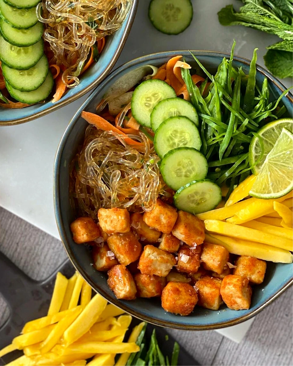 Hemgjorda Kycklingnuggets: Majsflingor & Fräsch Asiatisk Sallad