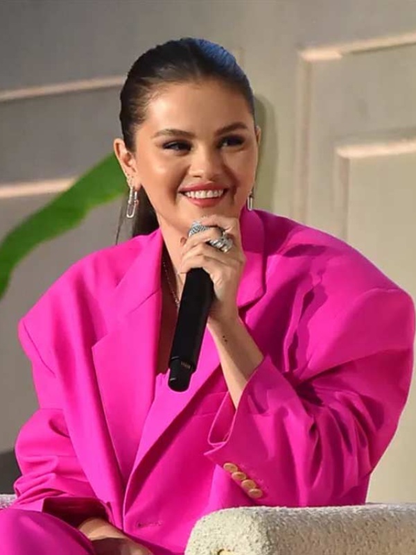 How To Style A High-Waisted Suit Like Selena Gomez: 80s Office Inspiration How To Style A High-Waisted Suit Like Selena Gomez: 80s Office Inspiration