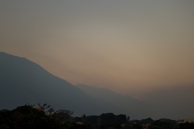 Incendio En Constanza: Bomberos Forestales Combaten Densa Humareda Incendio En Constanza: Bomberos Forestales Combaten Densa Humareda