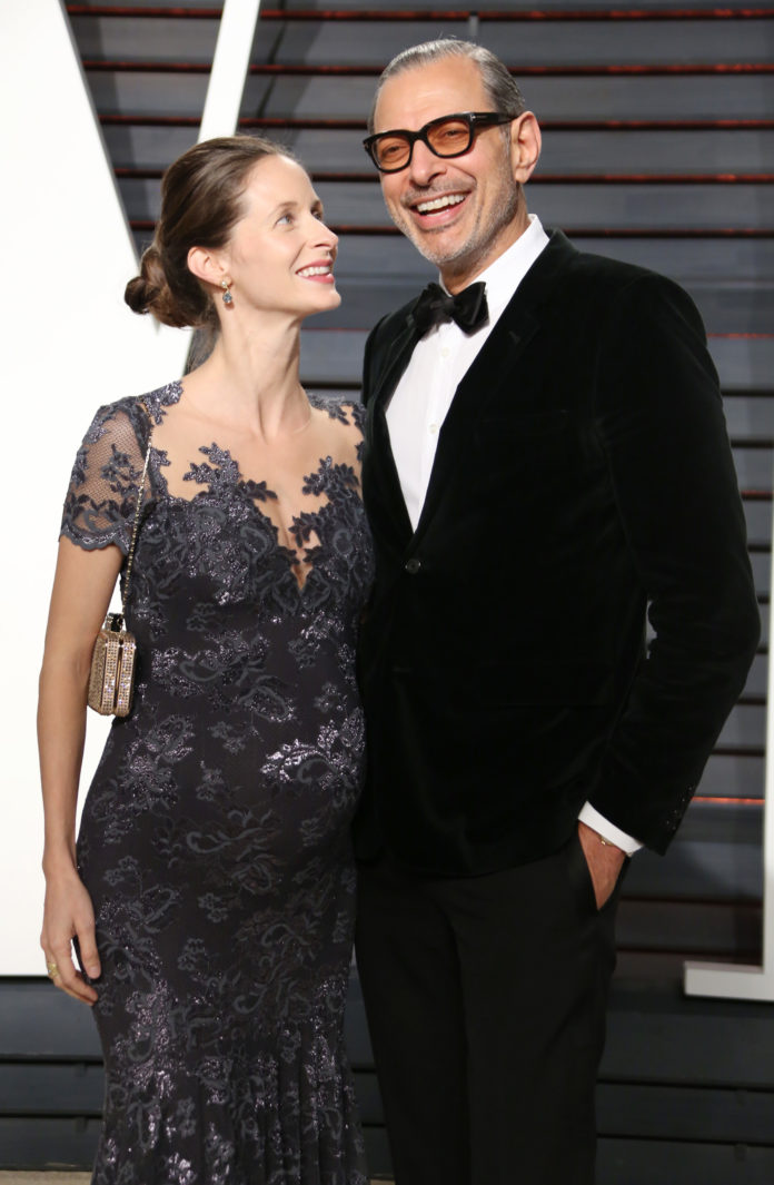 Jeff Goldblum's Oscar Photo Check Goes Viral: The Internet Reacts Jeff Goldblum's Oscar Photo Check Goes Viral: The Internet Reacts