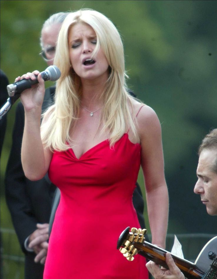 Jessica Simpson Returns To The Stage After A 15-Year Absence Jessica Simpson Returns To The Stage After A 15-Year Absence