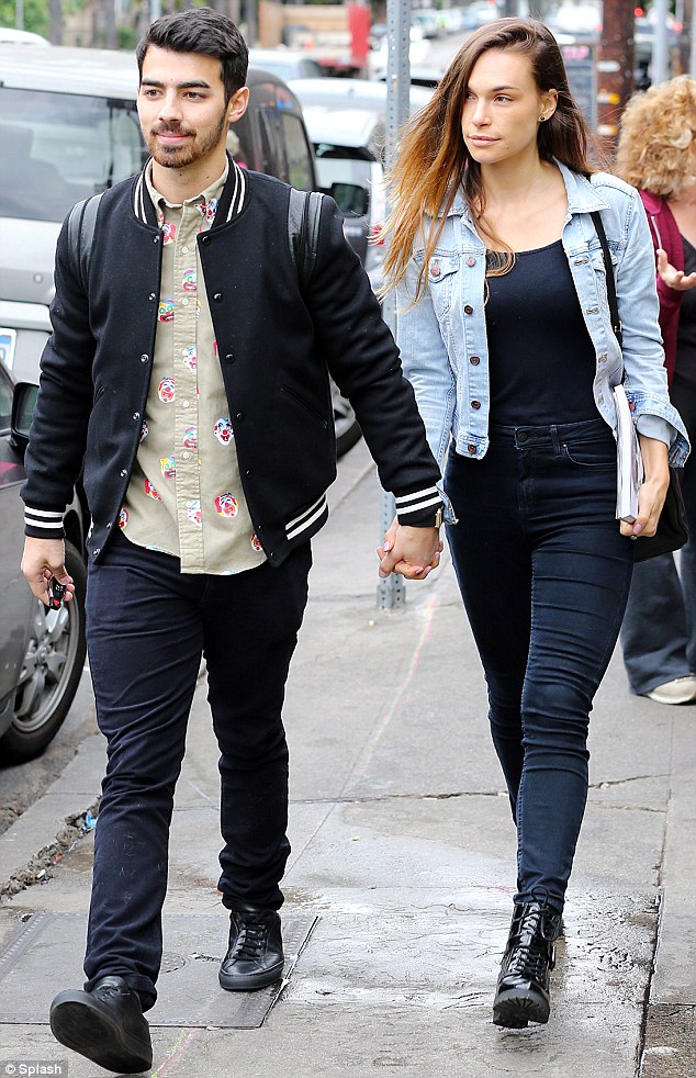 Joe Jonas And The Couple's Fight: His Reaction Joe Jonas And The Couple's Fight: His Reaction