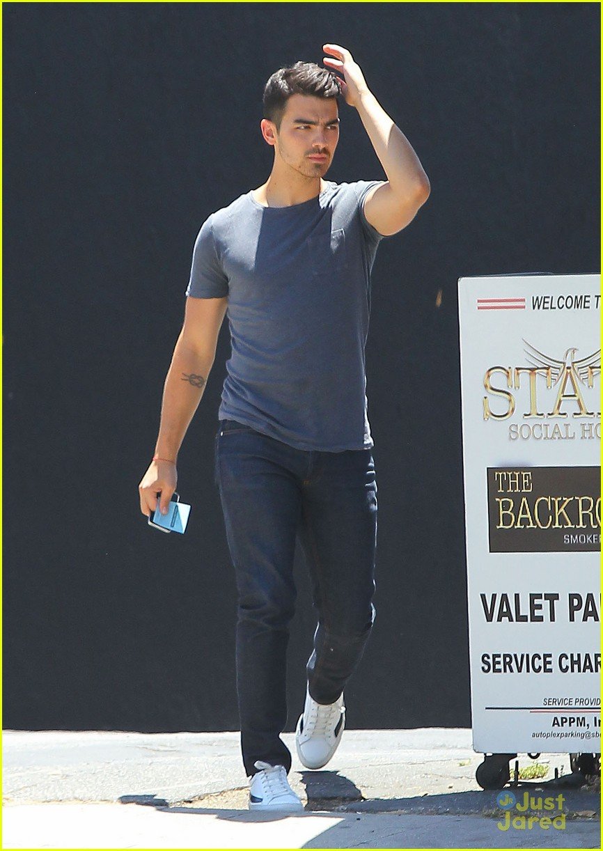 Joe Jonas' Perfect Response To A Couple's Fight Over Him Joe Jonas' Perfect Response To A Couple's Fight Over Him