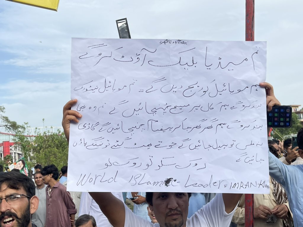 خاتون مداح نے ٹام کروز کے جوتے پر پاؤں رکھنے کا واقعہ: اداکار کا ردعمل خاتون مداح نے ٹام کروز کے جوتے پر پاؤں رکھنے کا واقعہ: اداکار کا ردعمل