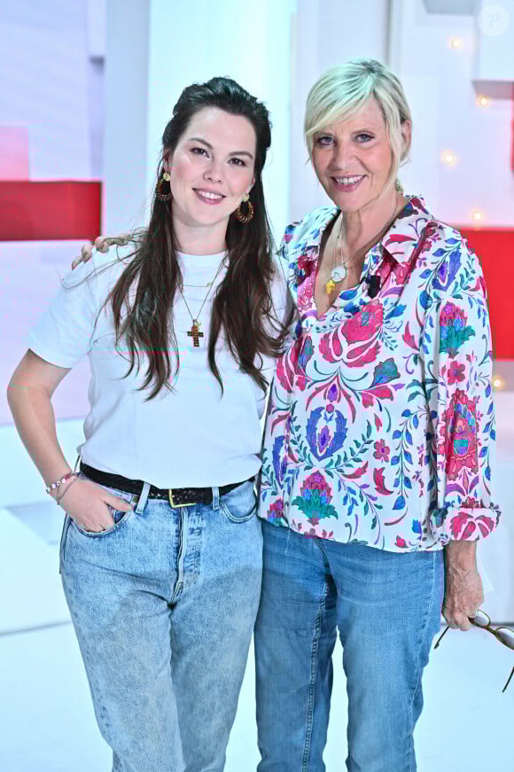 L'humour De Chantal Ladesou: Entre One-Woman-Show Et Pièce De Théâtre L'humour De Chantal Ladesou: Entre One-Woman-Show Et Pièce De Théâtre