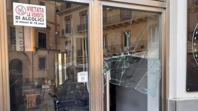 La Protesta Dei 200: Vetrine Spaccate E Ristoranti Palestinesi Sotto Attacco La Protesta Dei 200: Vetrine Spaccate E Ristoranti Palestinesi Sotto Attacco