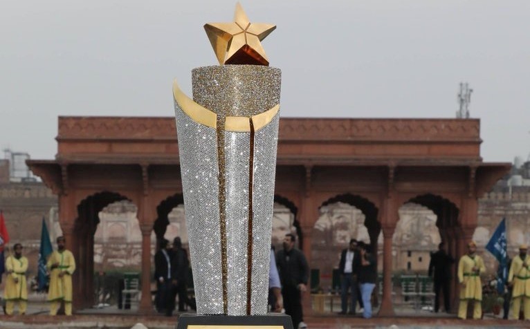 لاہور میں بھی دھوم: پی ایس ایل ٹرافی کا دورہ لاہور میں بھی دھوم: پی ایس ایل ٹرافی کا دورہ